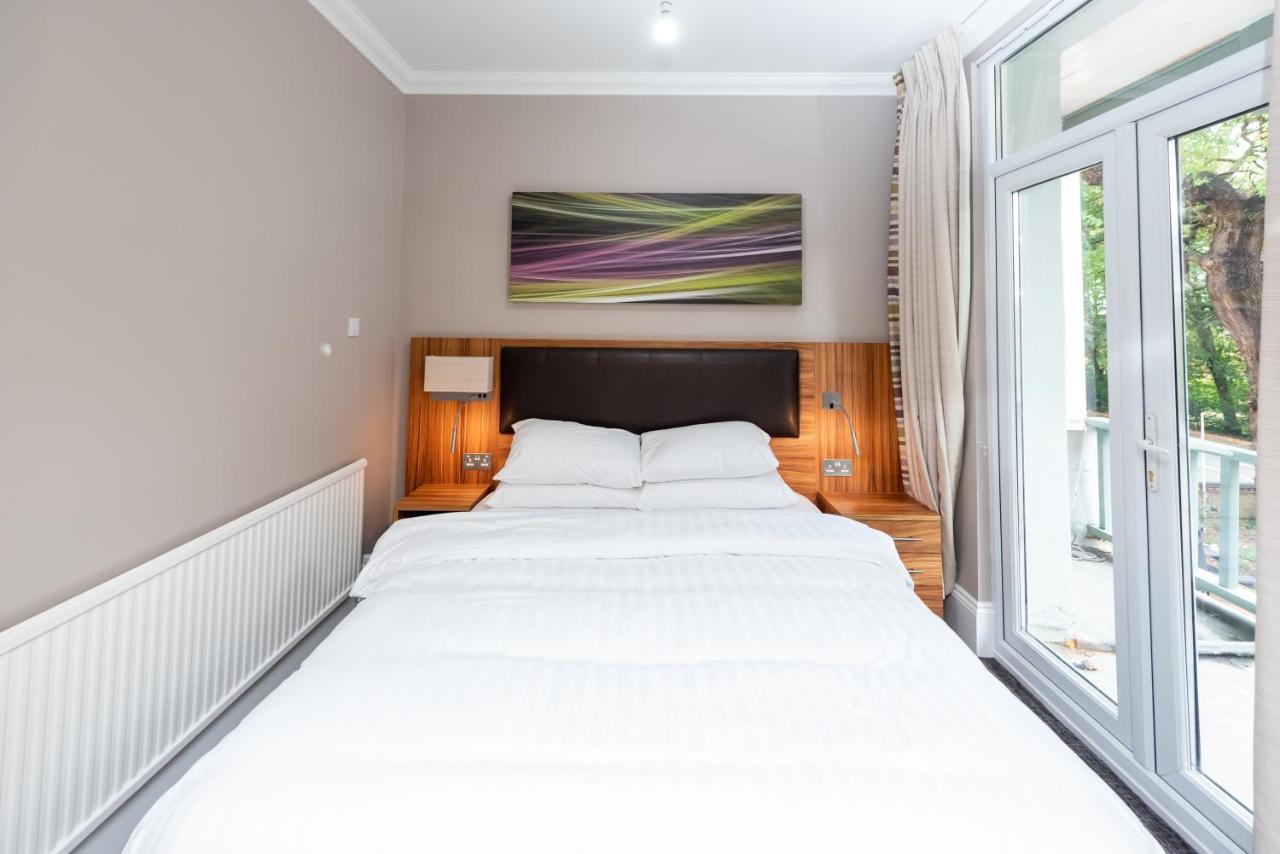 Uno Hotel Heathrow Windsor スラウ エクステリア 写真