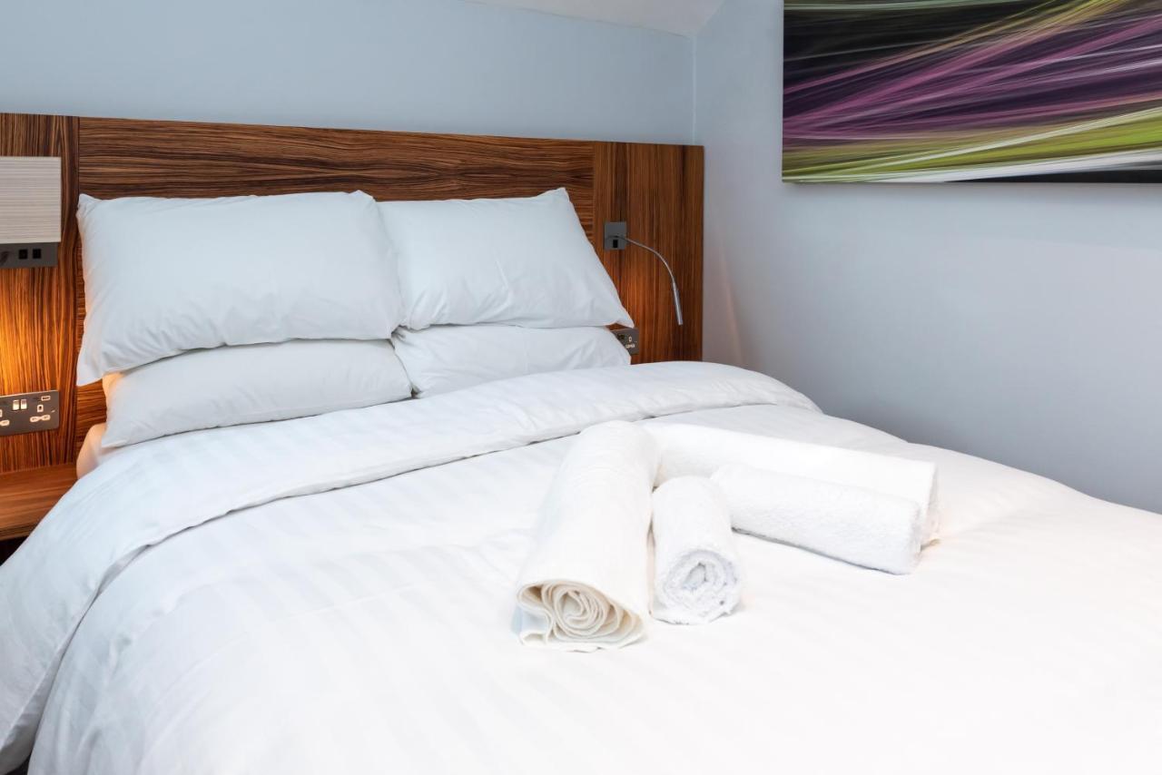 Uno Hotel Heathrow Windsor スラウ エクステリア 写真