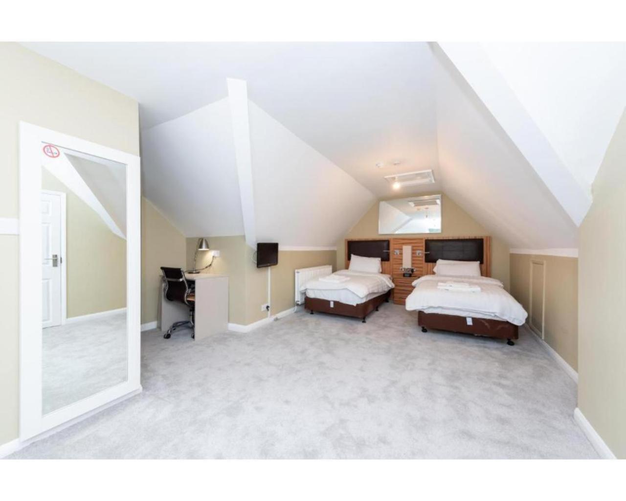 Uno Hotel Heathrow Windsor スラウ 部屋 写真